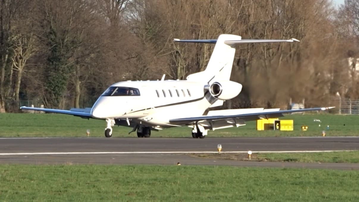 Midsize private jet
